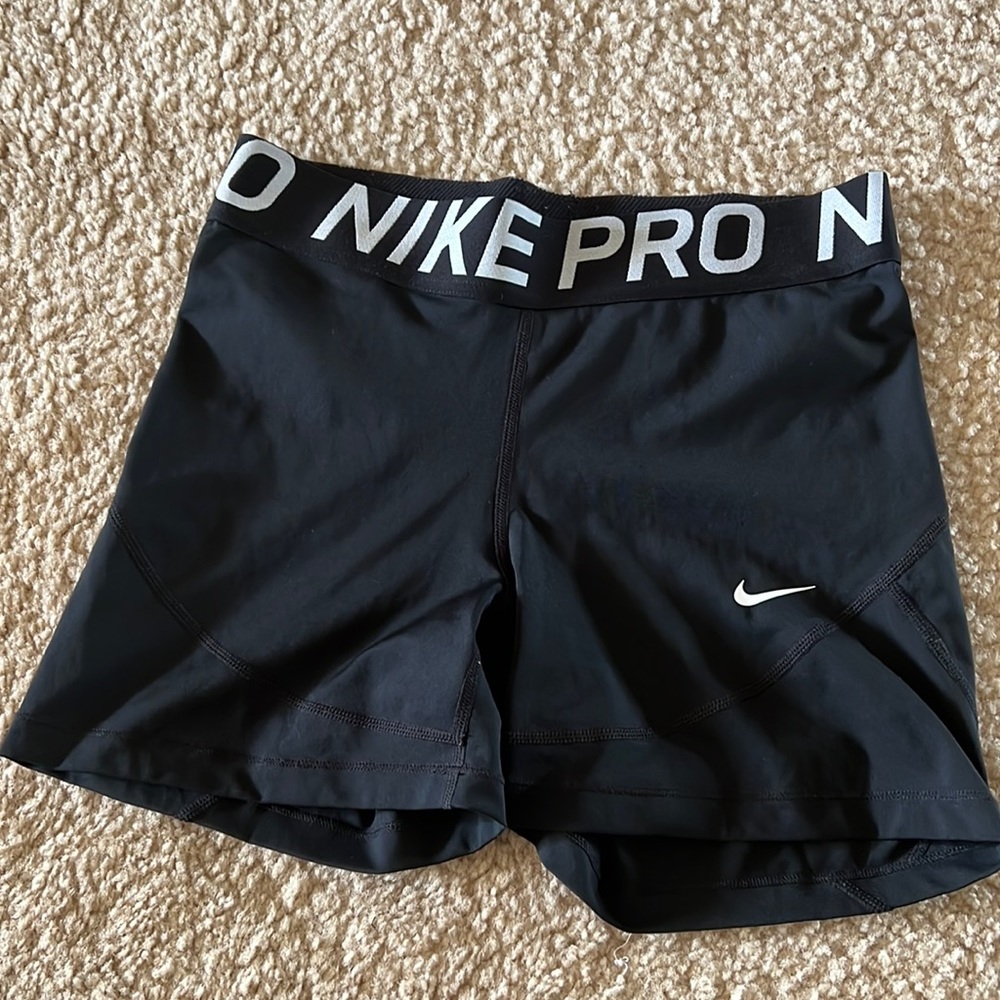 Women’s NIKE PRO 3” compression shorts - black